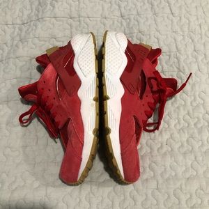 Women’s 9.5 Red NIKE Huaraches